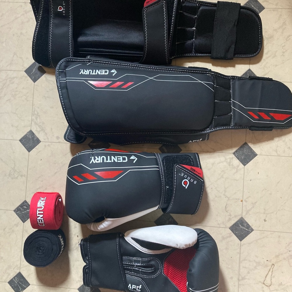 Century Boxing Gear Set in Black and Red